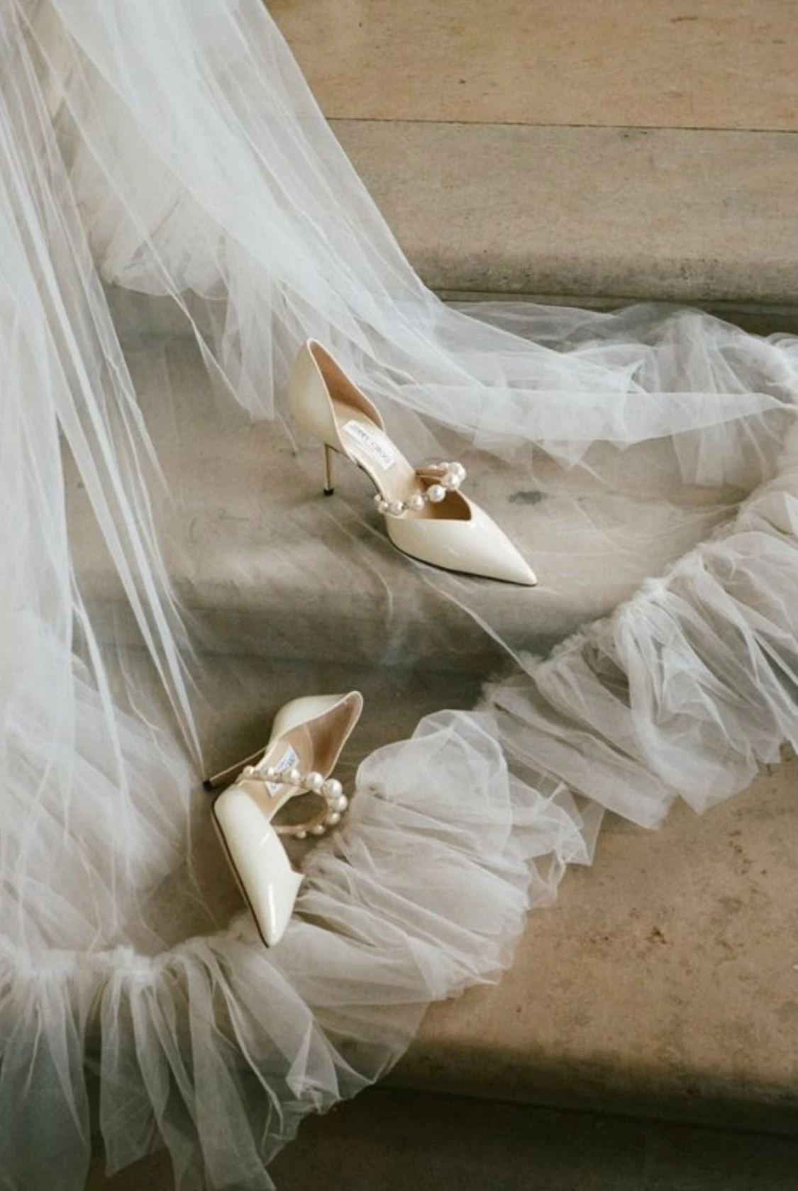 Les chaussures de la mariée posées sur son voile