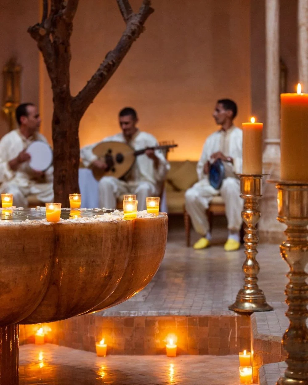 Musiciens traditionnels jouant à la lueur des bougies