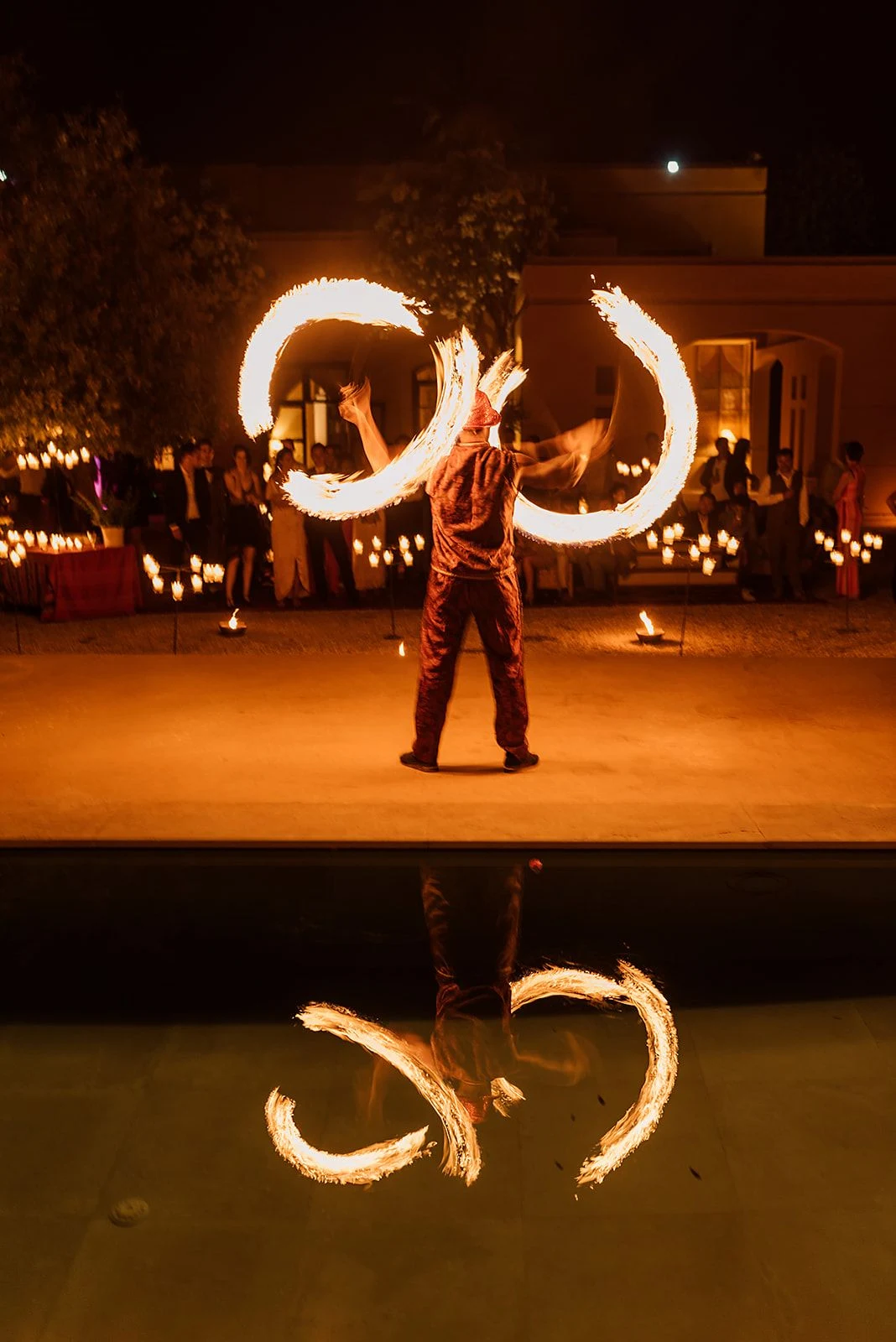 Artiste de feu en spectacle pendant une soirée en plein air