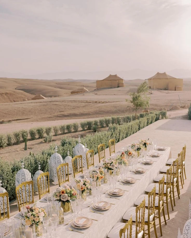 Longue table de réception dressée face au désert