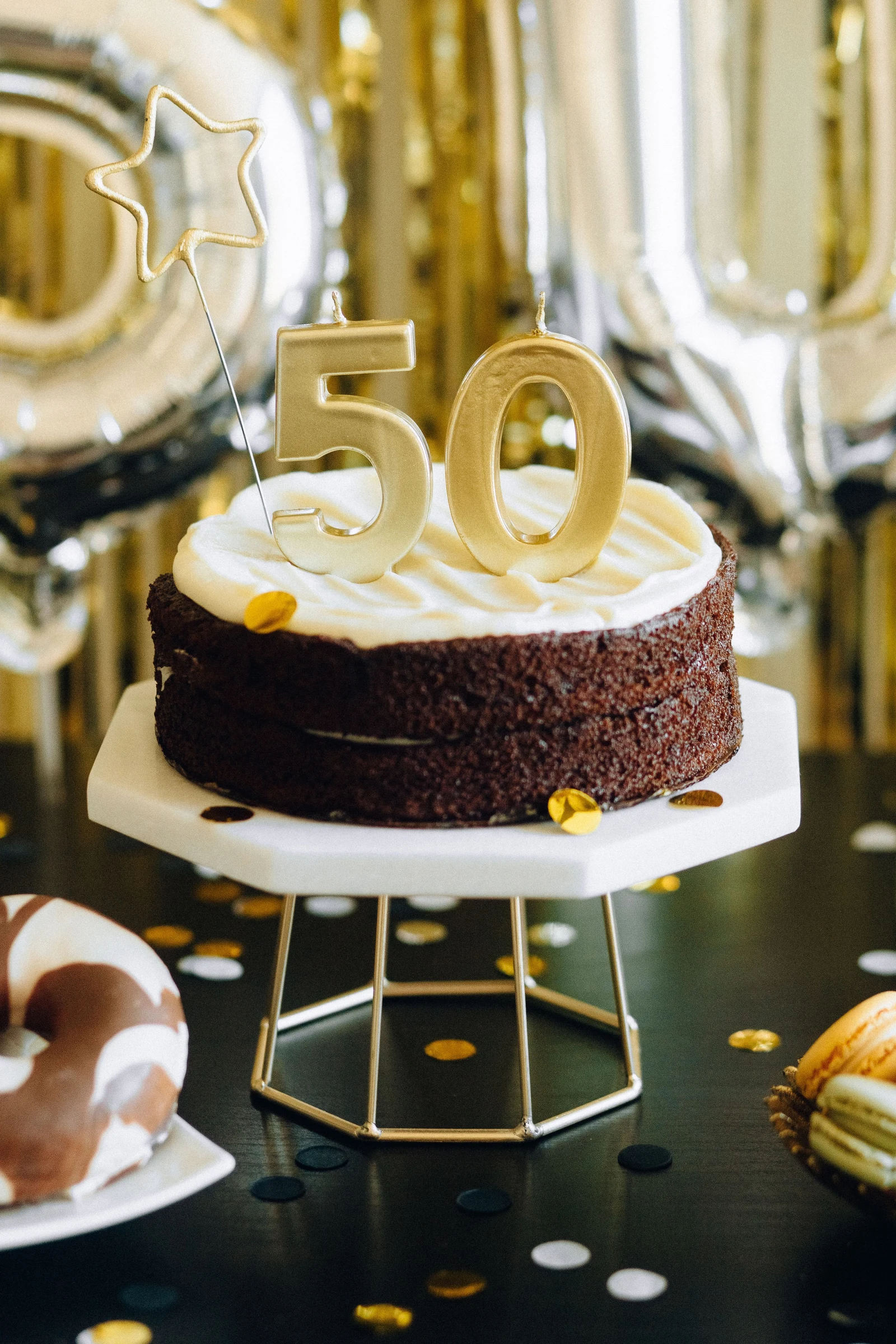 Gâteau d’anniversaire au chocolat surmonté du chiffre 50