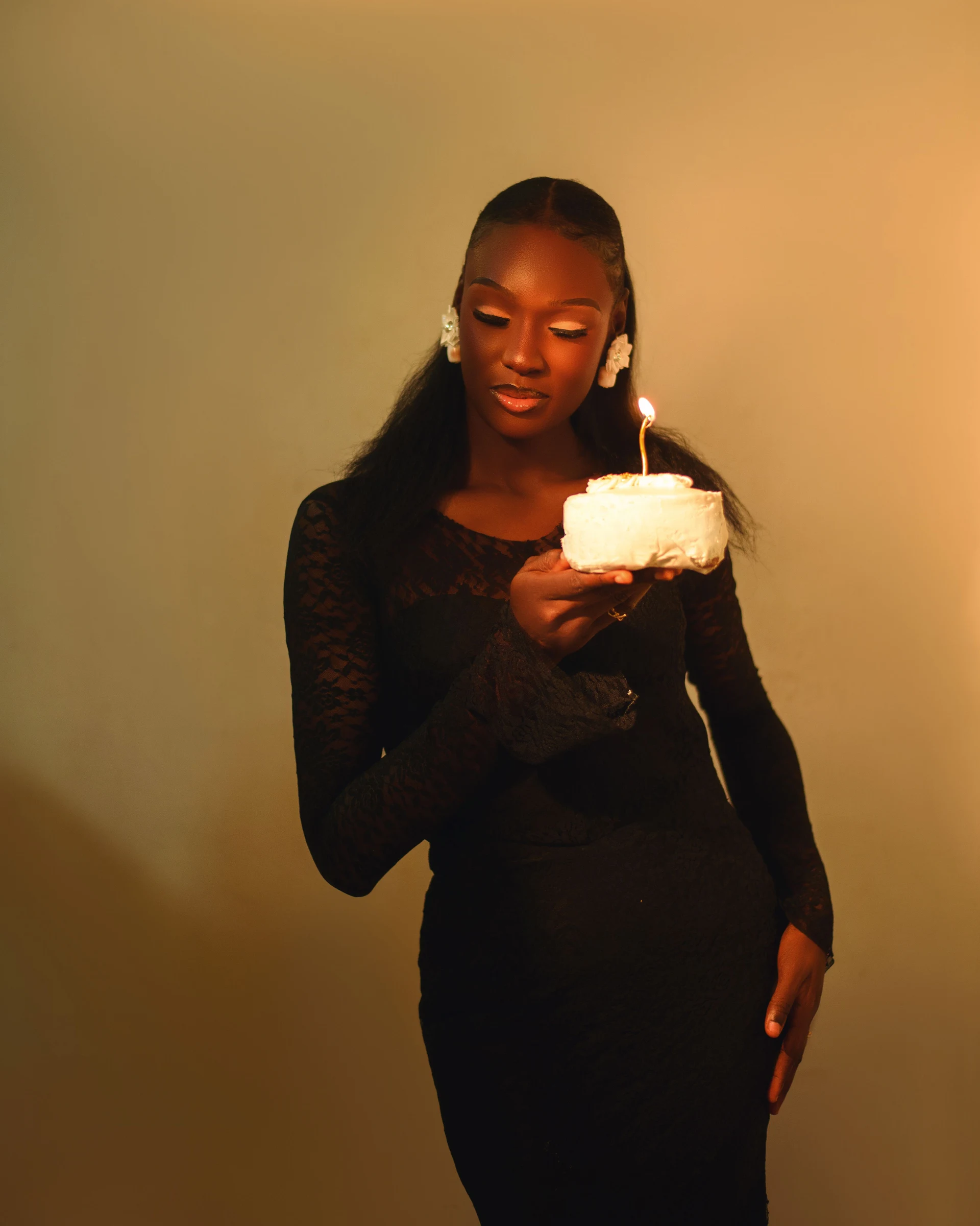 Femme s’apprêtant à souffler la bougie de son gâteau