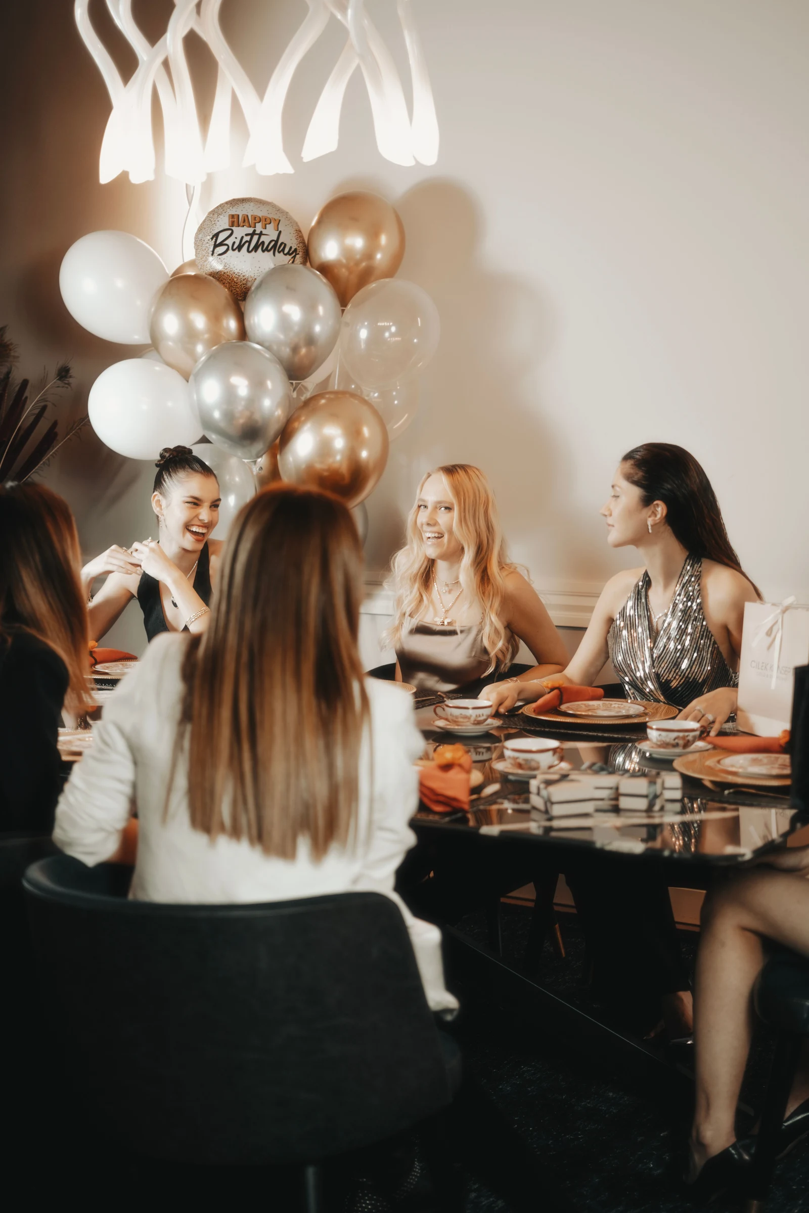 Amies réunies autour d’une table d’anniversaire