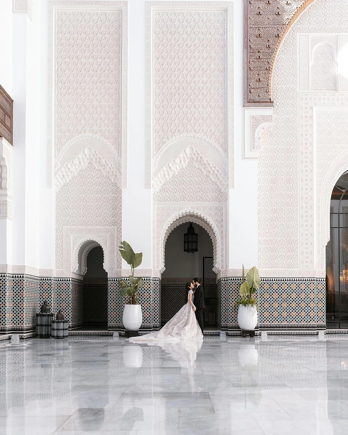 La mariée dans une cour à l’architecture marocaine
