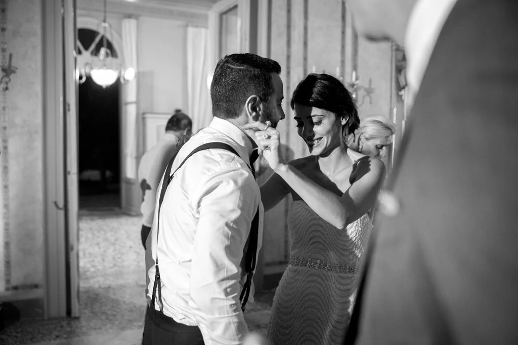 Les mariés dansent ensemble, en noir et blanc