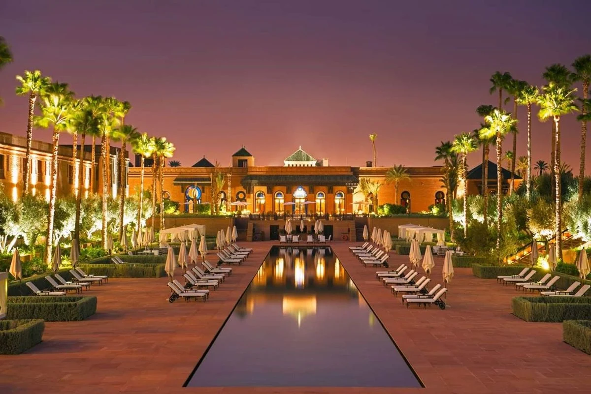 Jardins et bassin d’un palace illuminés au crépuscule