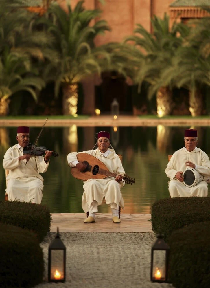 Trio de musiciens traditionnels au bord d’un bassin