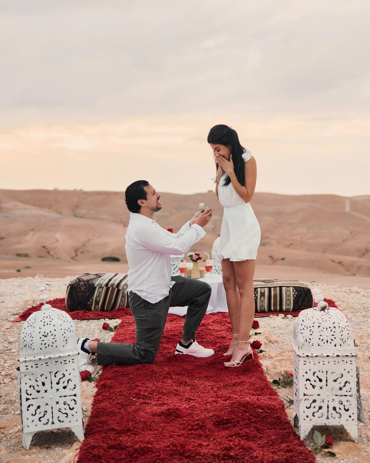 Demande en mariage sur un tapis rouge installé dans le désert