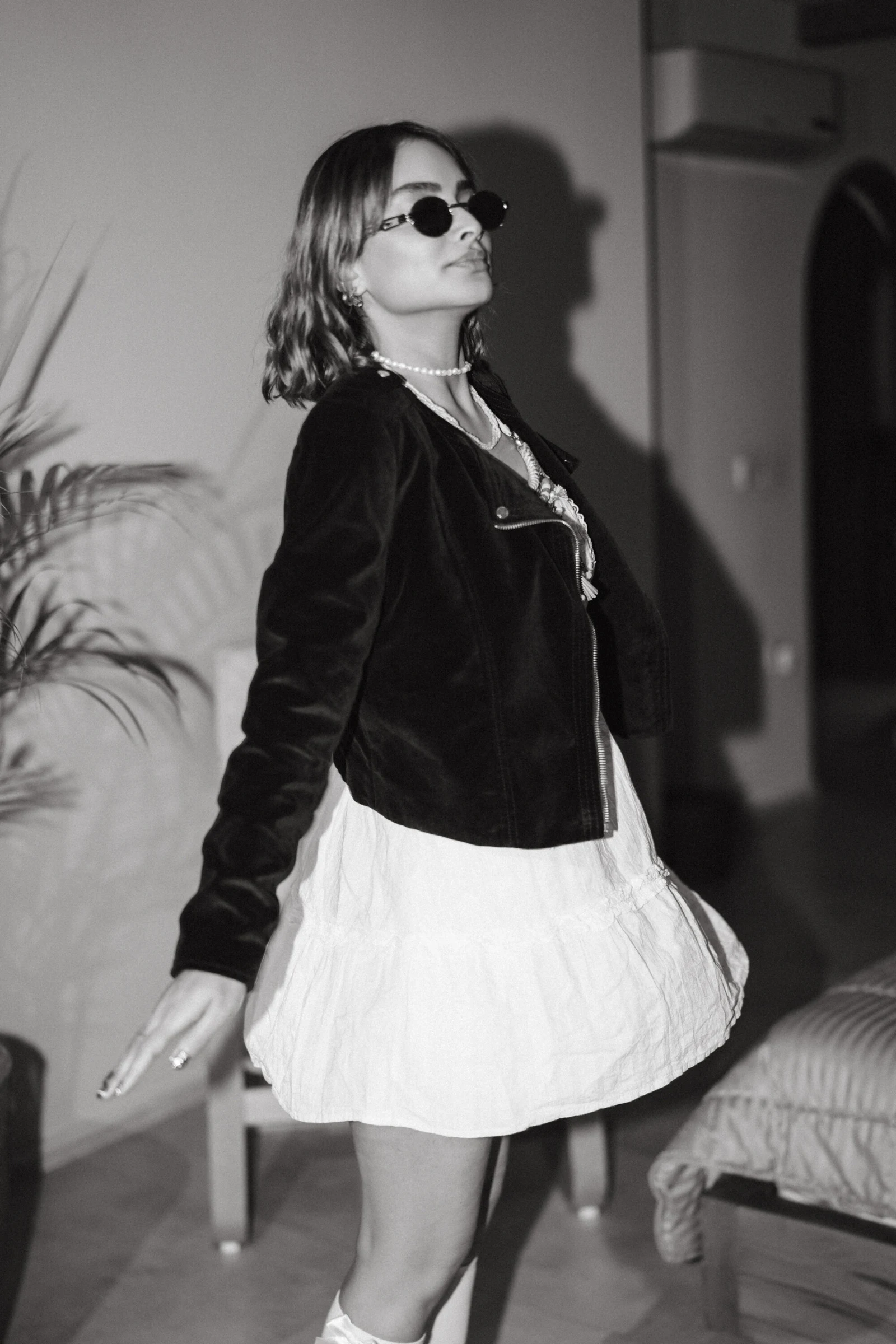 Portrait en noir et blanc d’une femme à lunettes de soleil
