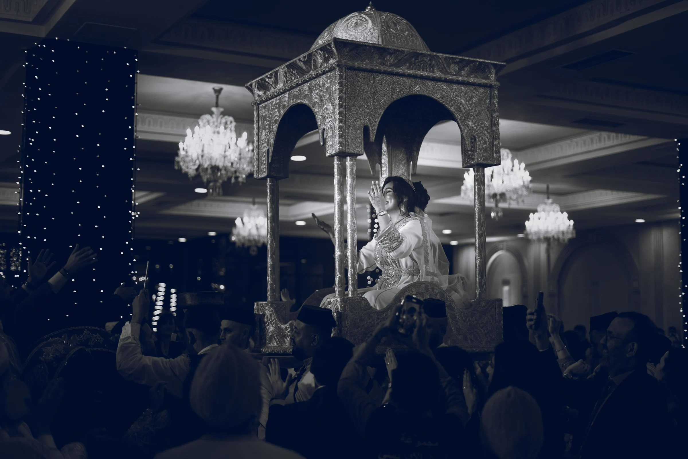 La mariée portée dans une amariya pendant une réception de mariage