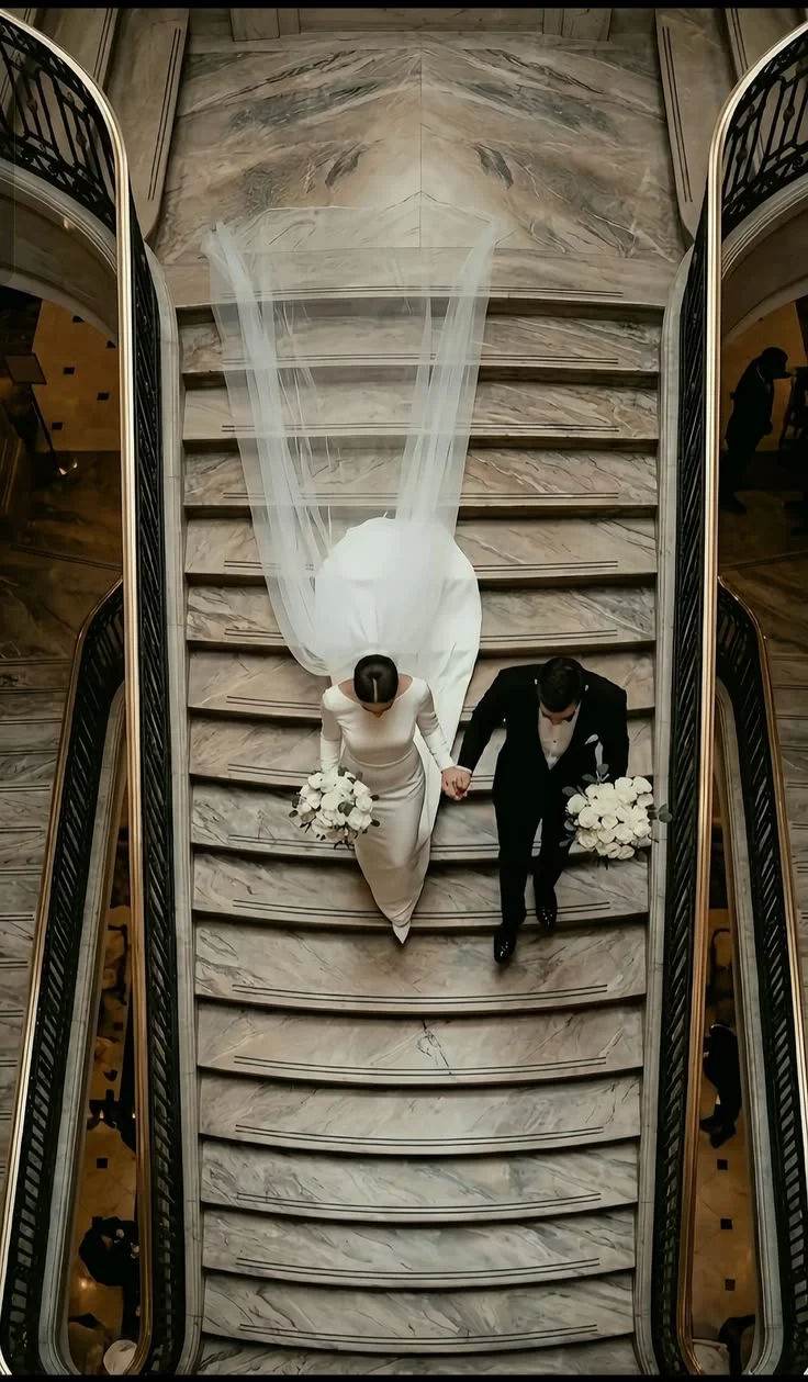 Les mariés vus d’en haut dans un grand escalier