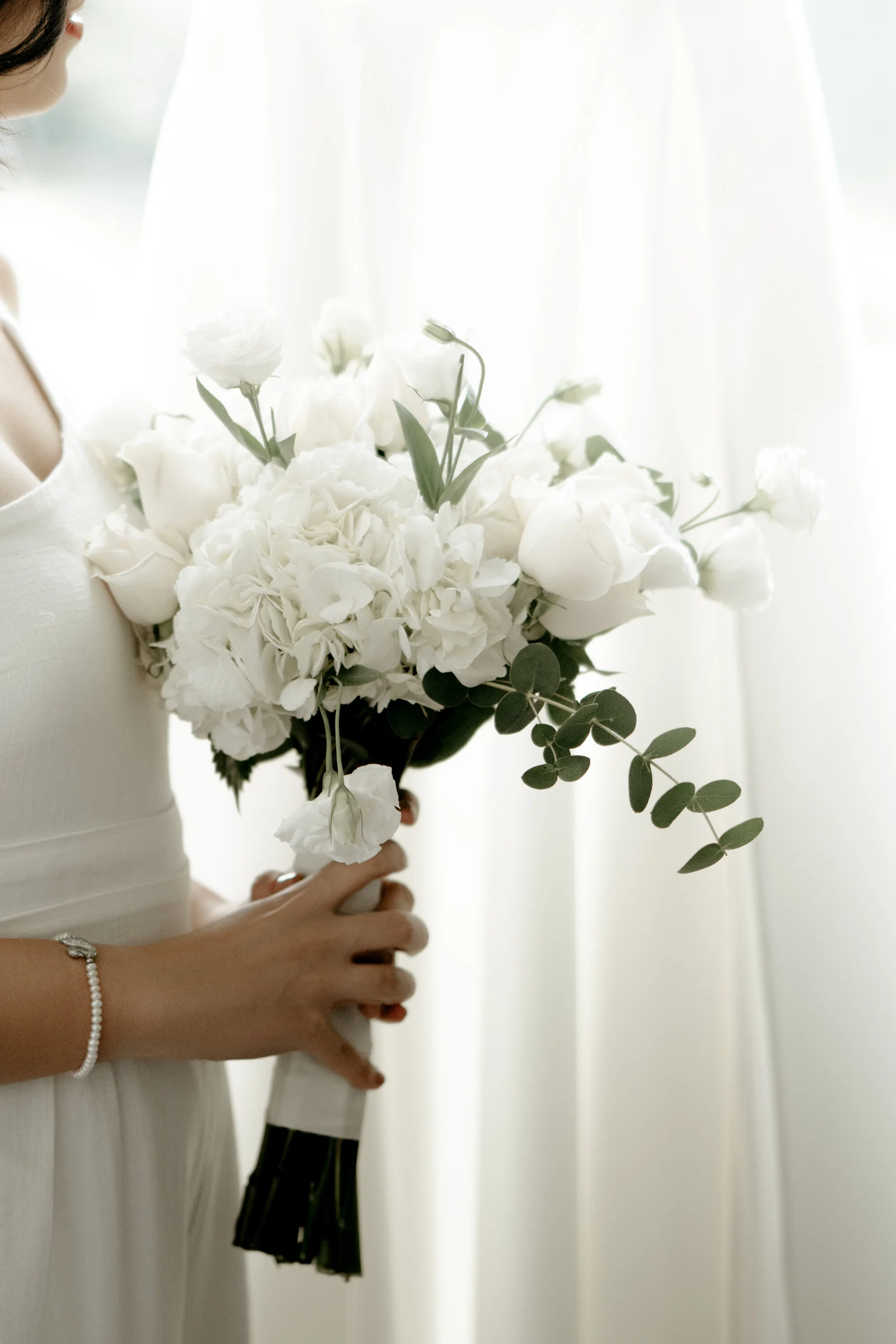 Bouquet de fleurs blanches tenu par la mariée