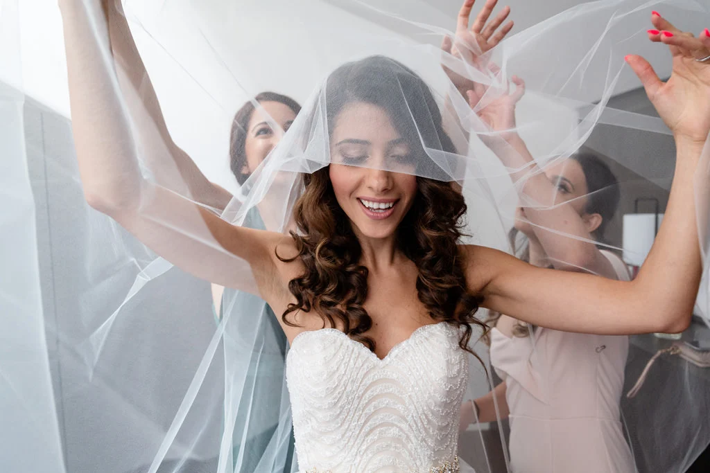 La mariée danse sous son voile, entourée de ses amies