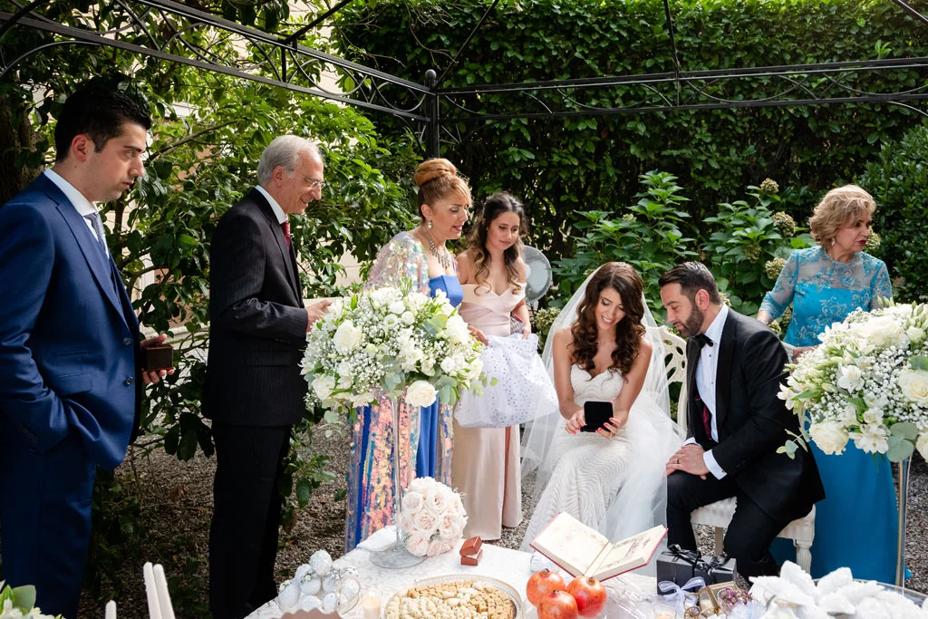 Cérémonie de mariage en plein air, entourée des proches