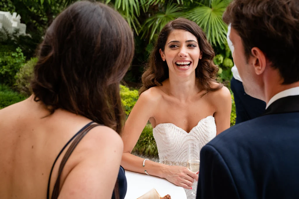 La mariée rit avec ses invités